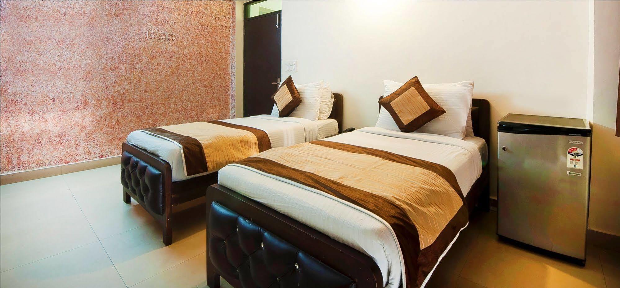 Charanpahari Hotel New Delhi Eksteriør bilde