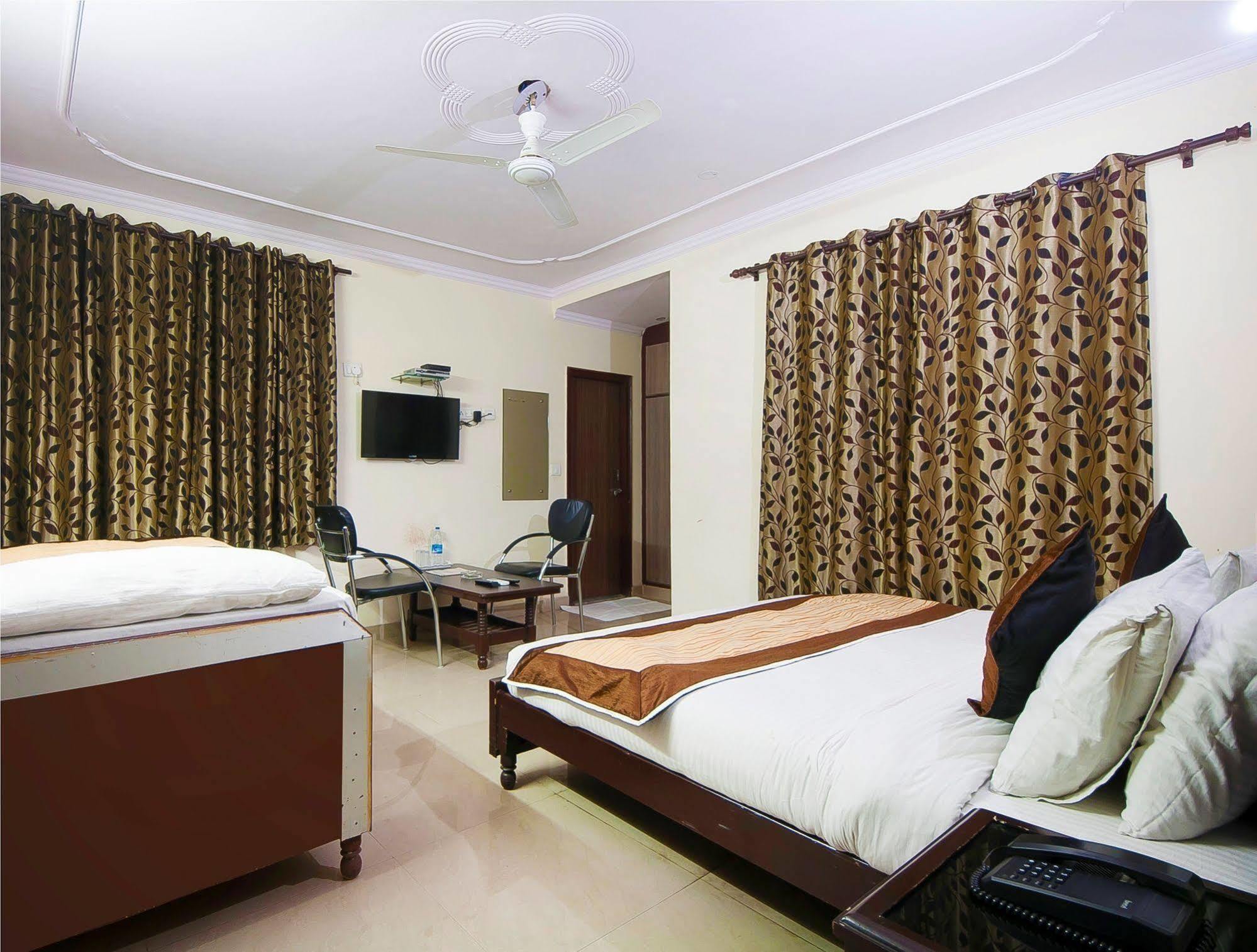 Charanpahari Hotel New Delhi Eksteriør bilde