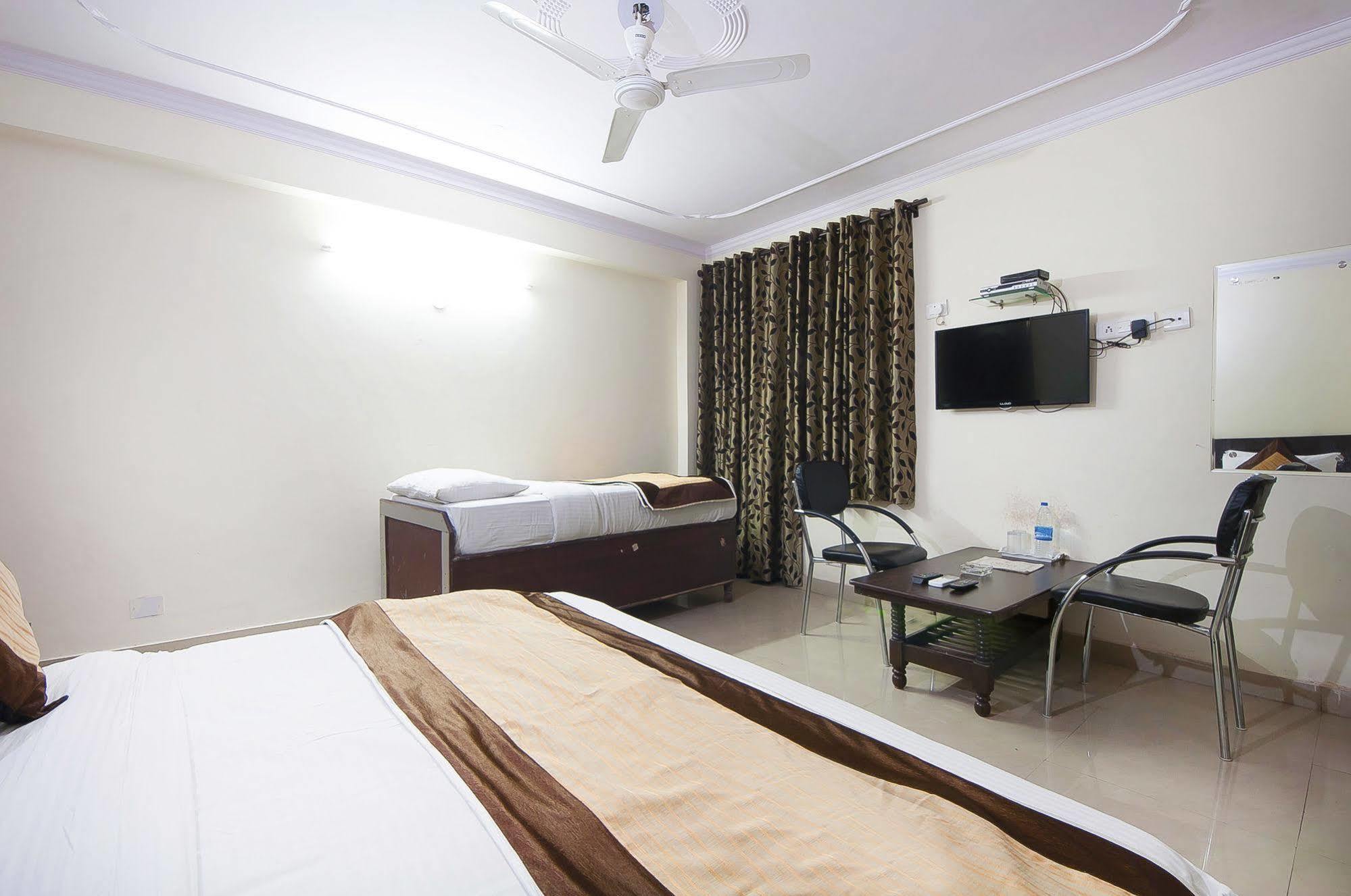 Charanpahari Hotel New Delhi Eksteriør bilde